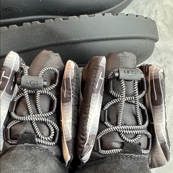 NWB UGG Classic Maxi Toggle Bootie Black Size 6 - Picture 7 of 14